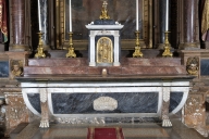 Ensemble du maître-autel : autel, tabernacle, 2 gradins d'autel, 3 degrés d'autel