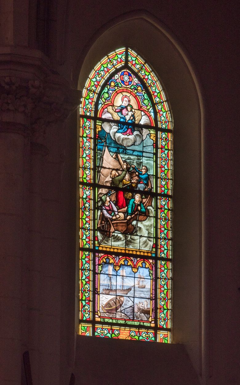 Verrière ex-voto de la baie 4 : Marins naufragés implorant la Vierge, église paroissiale Saint-Méen (Cancale)