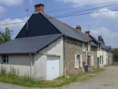 Alignement de quatre maisons, la Croix Rompue (Feins)