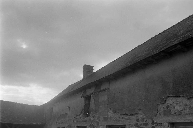 Alignement de trois anciens logis, la Ville Courgeul (Saint-Symphorien)