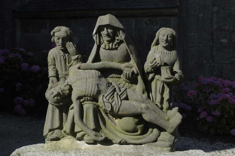 Vestiges de calvaire (?), enclos de l'église (Sizun)