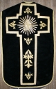 Ornement noir 1 : chasuble, étole, manipule et voile de calice