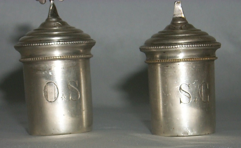 Ampoules aux saintes huiles ; ampoules à saint chrême
