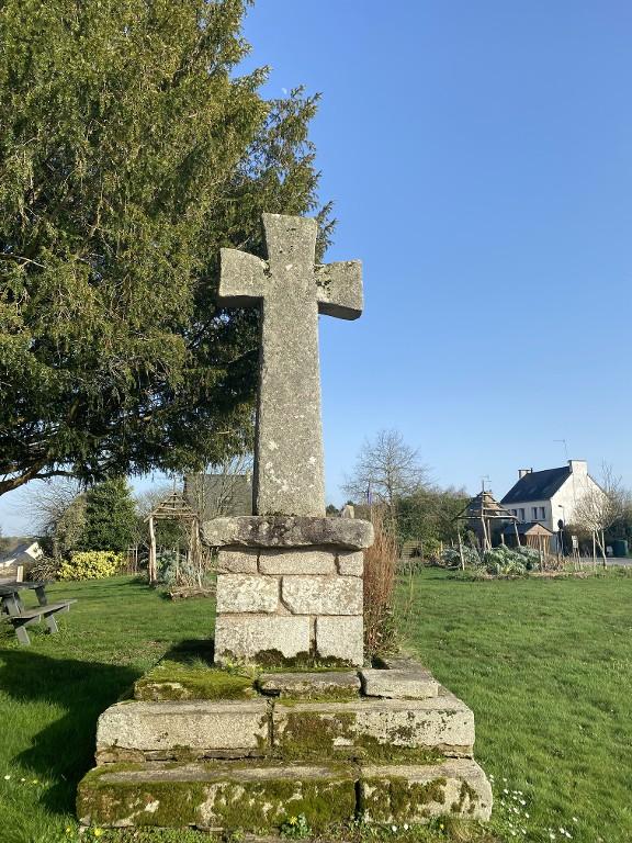 Croix de chemin, place de la Mairie (La Croix-Helléan)