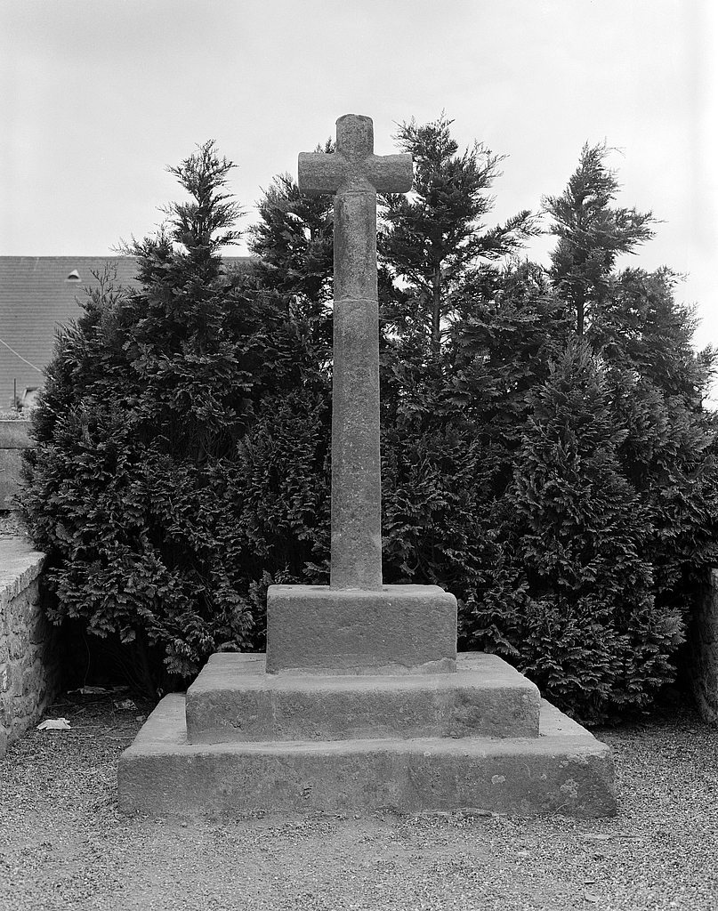 Croix monumentale, rue de la Mairie (Mespaul)