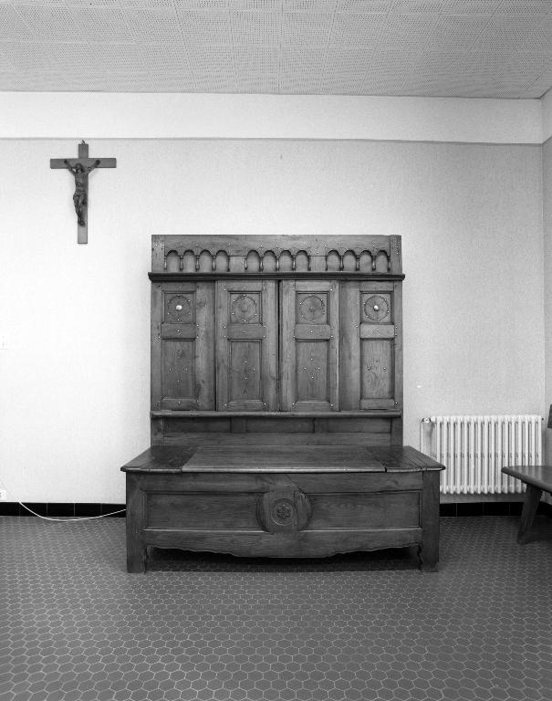 Ensemble de mobilier 3 : banc-coffre, lit clos, Maison Saint-Louis-Marie (Josselin)