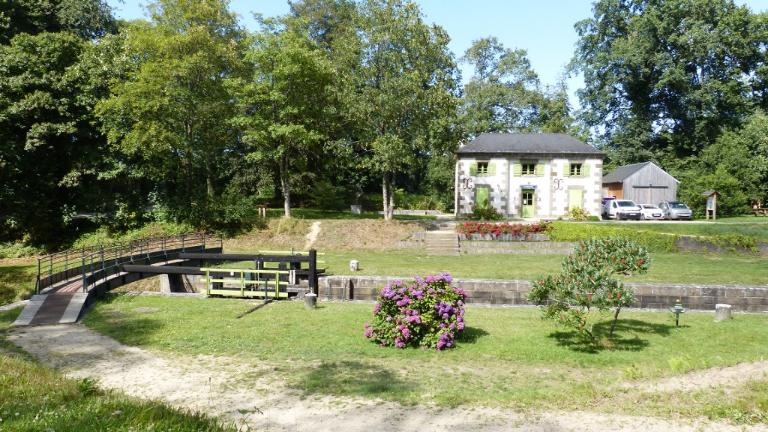 Écluse, la Pêchetière, Bazouges-sous-Hédé (Bazouges-sous-Hédé fusionnée avec Hédé pour former la commune de Hédé-Bazouges en 2009)