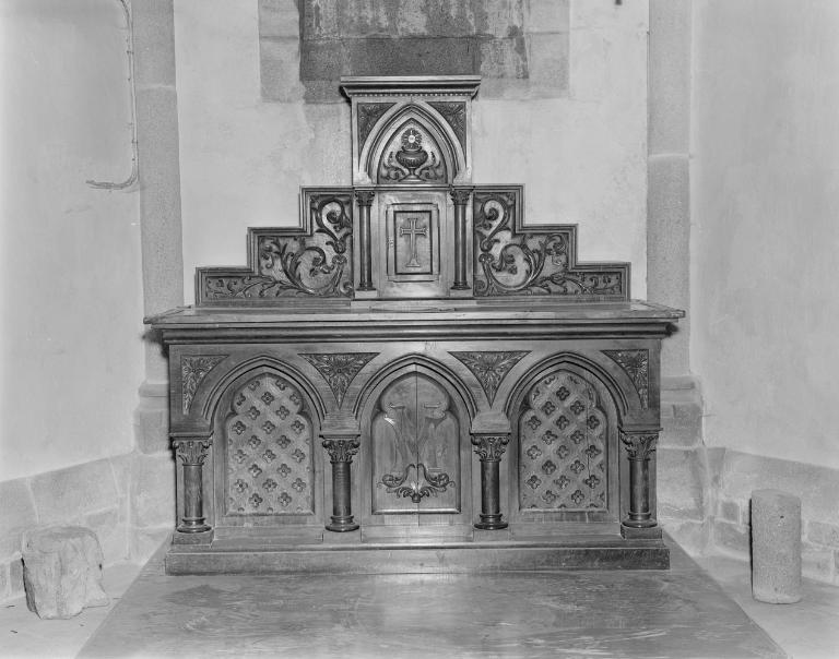 Autel, tabernacle, gradin d'autel, style néo-gothique, église paroissiale Saint-Patern (Séné)
