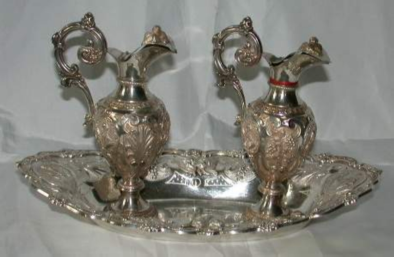 Paire de burettes et leur bassin, et une clochette