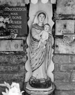 Statue (statuette, d'applique) : Vierge à l'Enfant, dite Notre-Dame de Roscudon, fontaine de dévotion Notre-Dame de Roscudon dite "Feunteun An Itron Maria" (Pont-Croix)