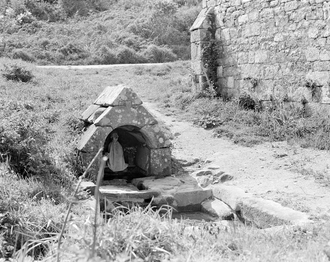 Fontaine de dévotion, chapelle Saint-They (Plouhinec-29)