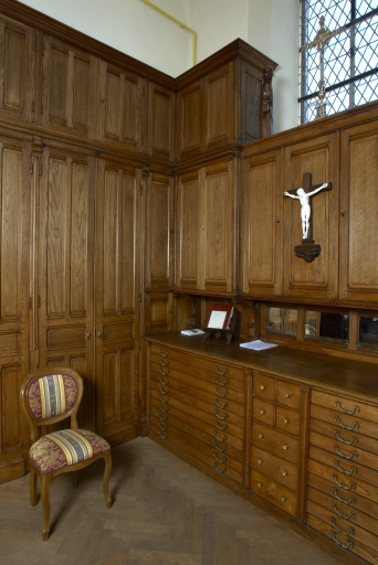 Meubles de sacristie : chasublier, armoires